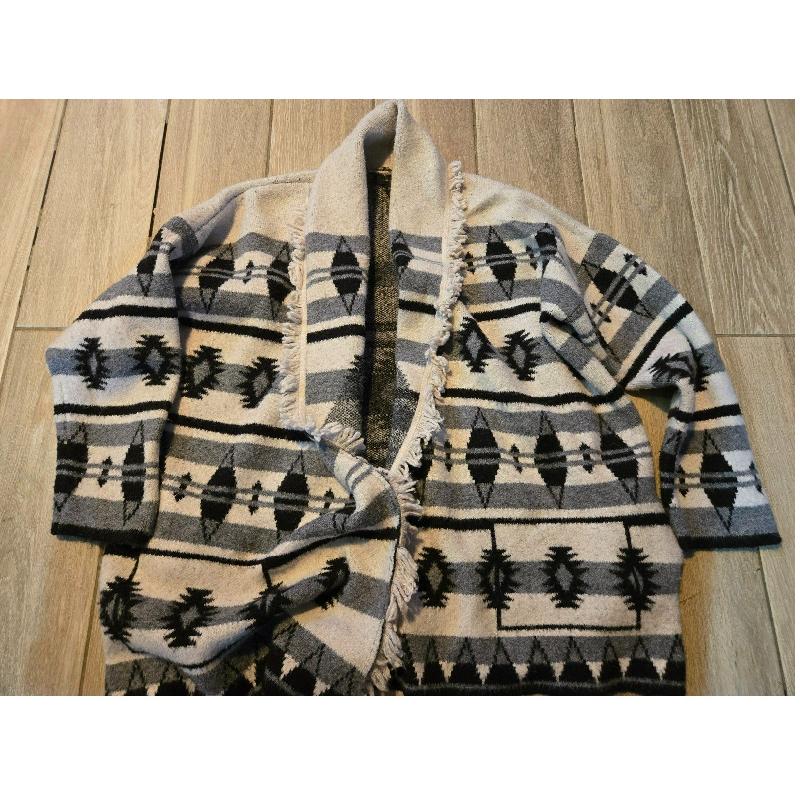 Tahari Tribal Print Belted Wrap Cardigan – S/M – Black Cream Gray – Cozy Layered