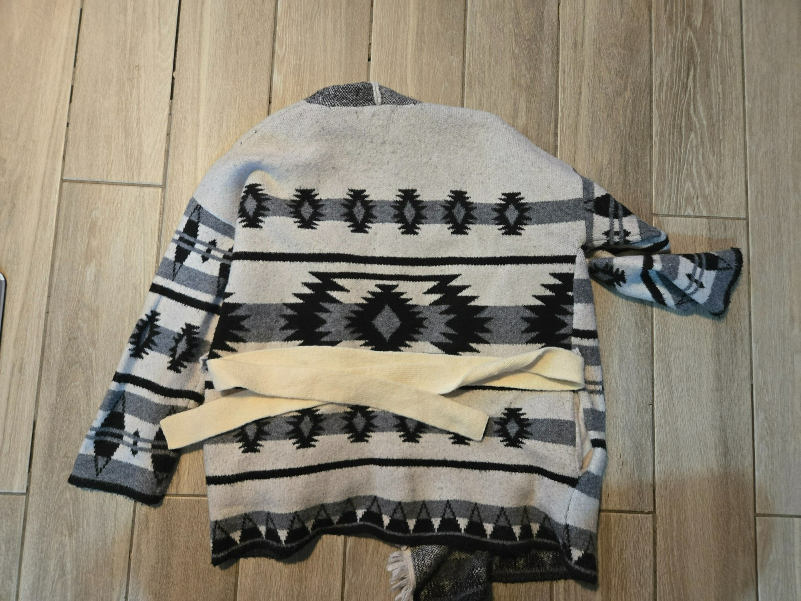Tahari Tribal Print Belted Wrap Cardigan – S/M – Black Cream Gray – Cozy Layered