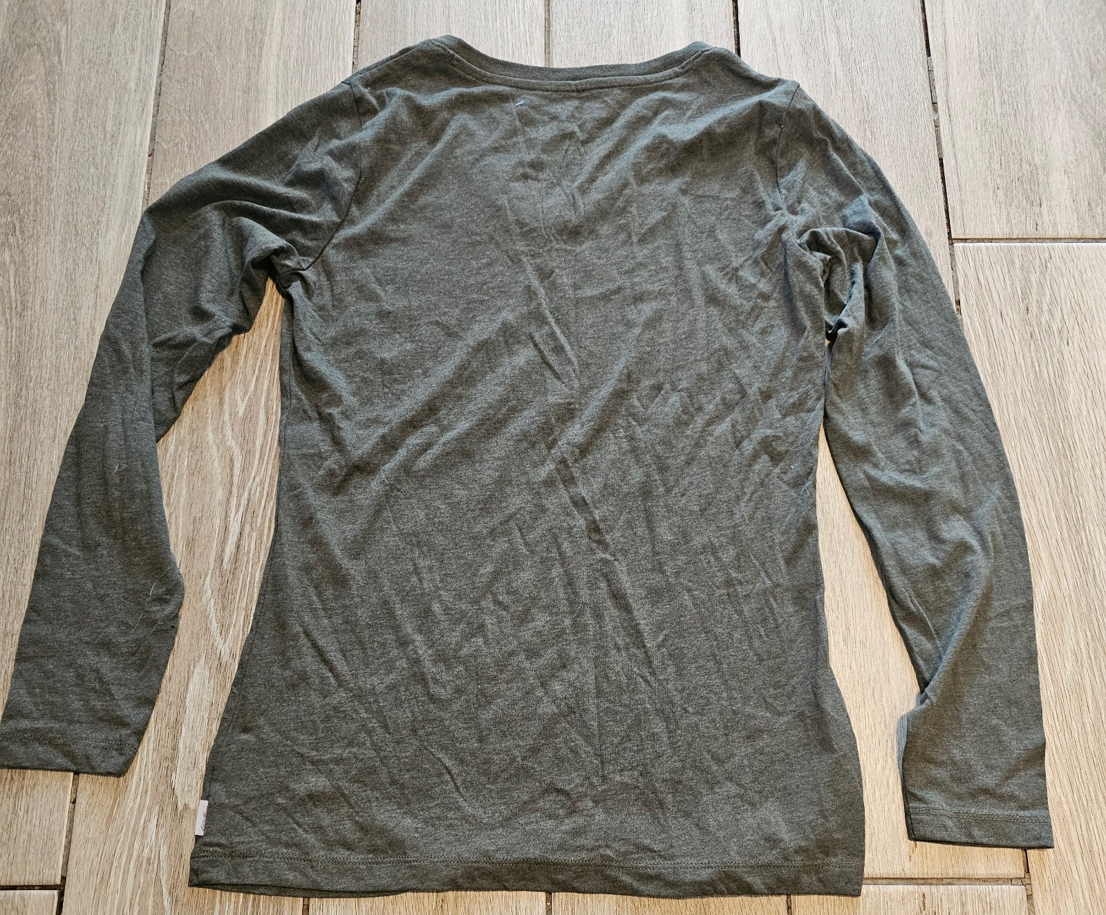 Eddie Bauer Women’s Long Sleeve V-Neck Tee – Gray – Size Small