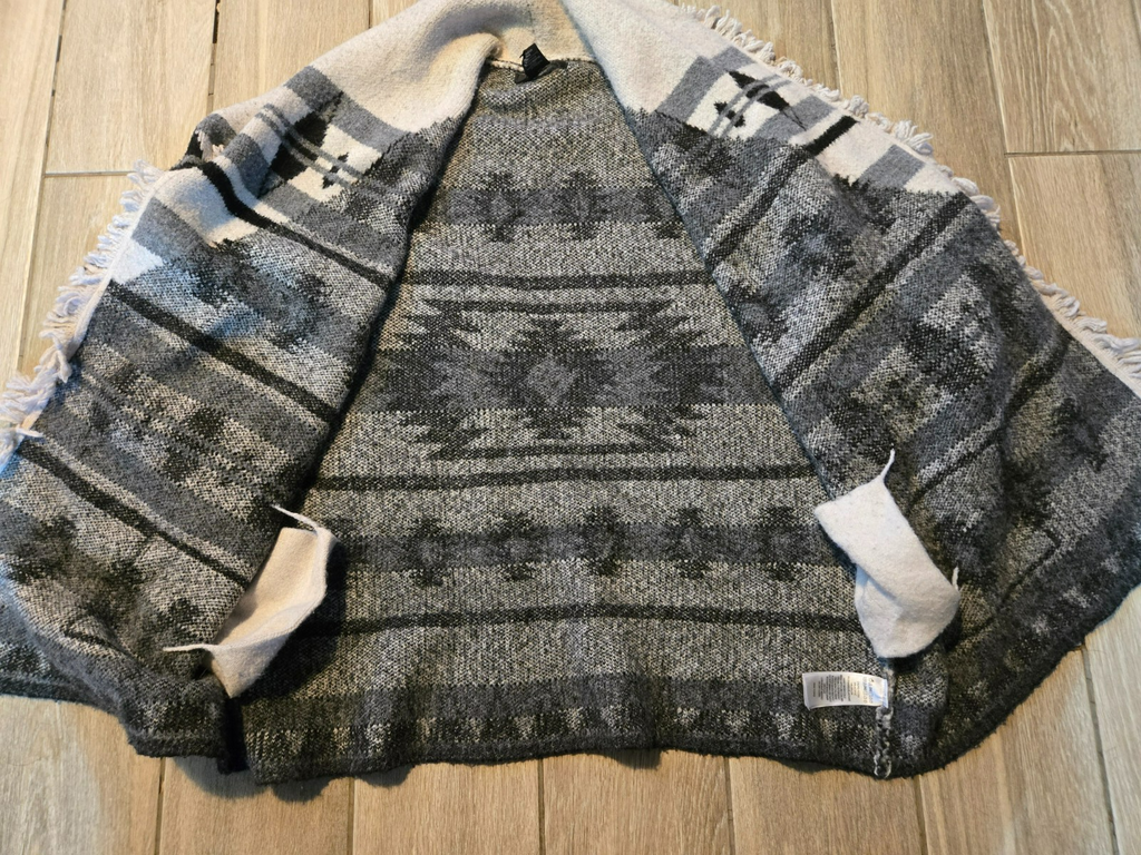 Tahari Tribal Print Belted Wrap Cardigan – S/M – Black Cream Gray – Cozy Layered
