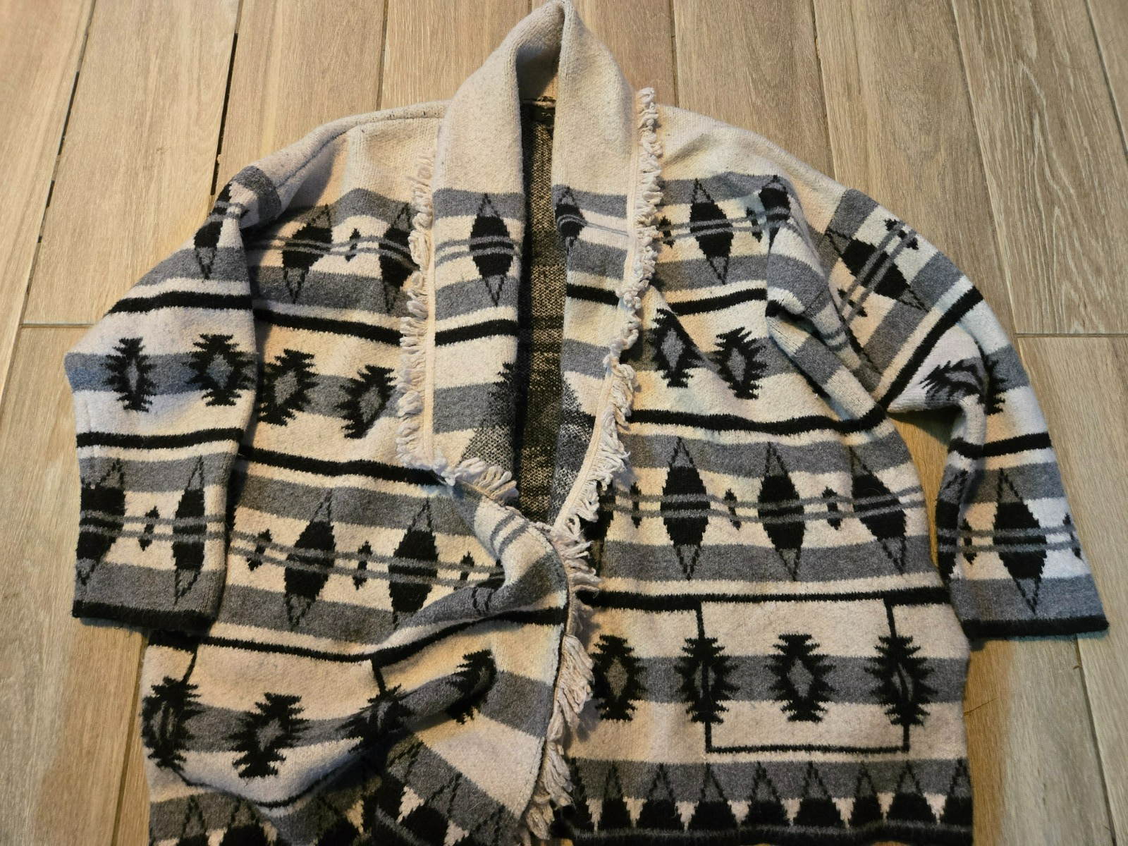 Tahari Tribal Print Belted Wrap Cardigan – S/M – Black Cream Gray – Cozy Layered