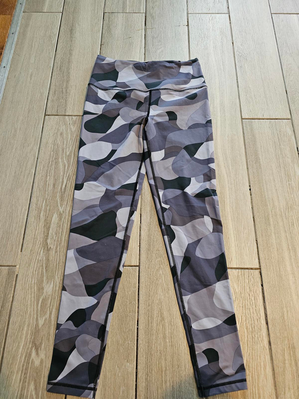 Victoria Sport Knockout Leggings Gray Camo Print Size M Compression