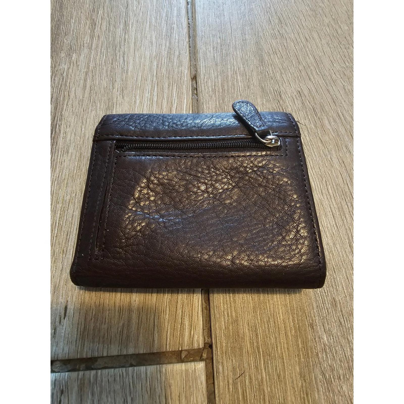 Liz Claiborne Brown Leather Women's Wallet - Classy and Sassy!