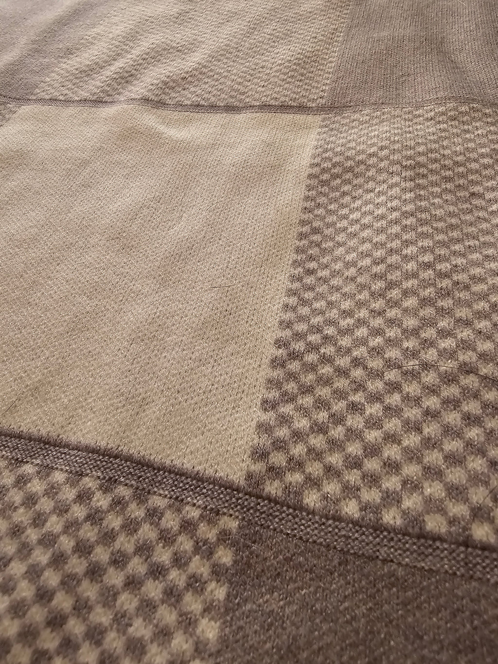 Tahari Sweater – Taupe & Cream Checkered Block Pattern – Size Medium