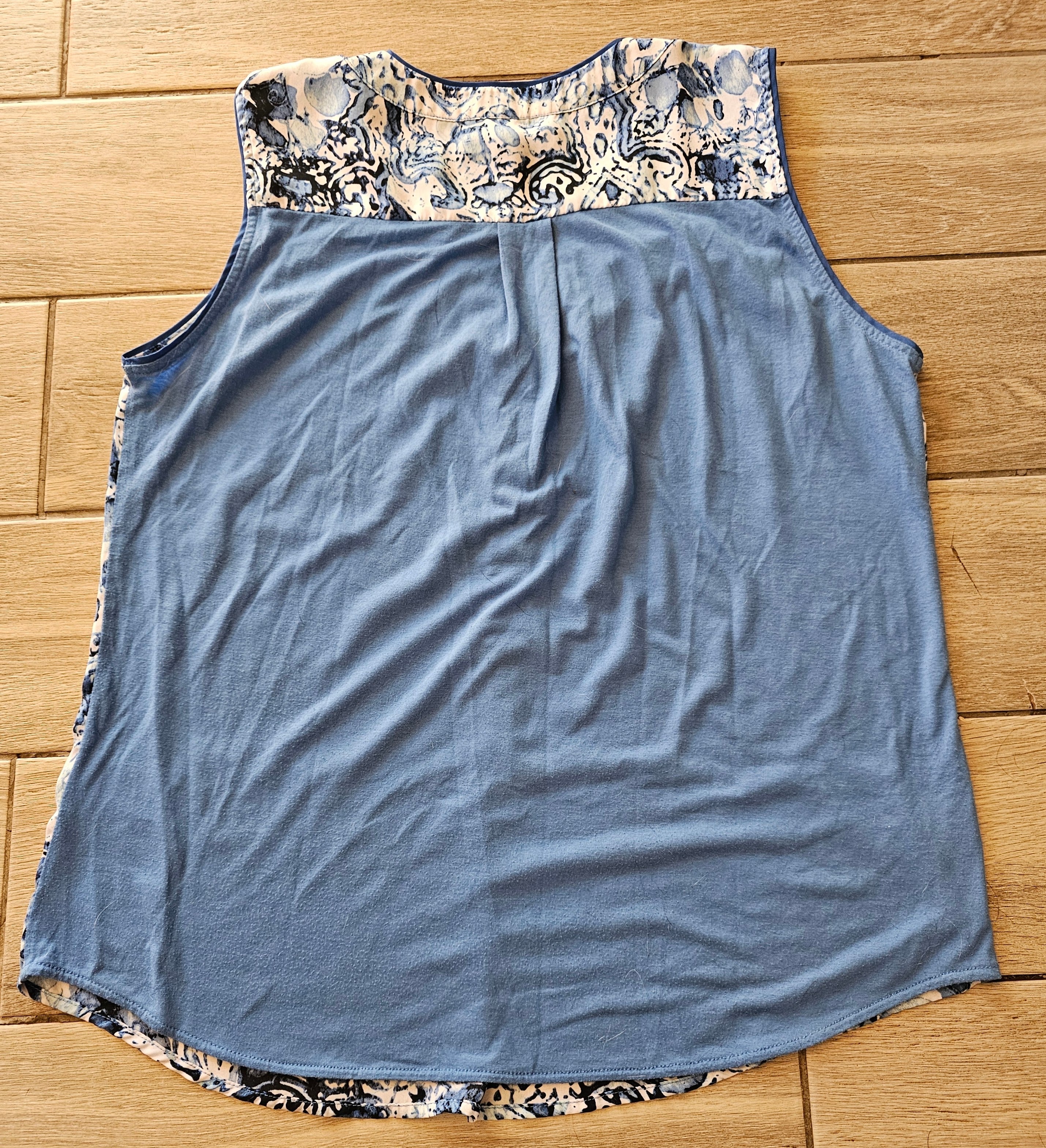 Hanna & Gracie Sleeveless Blouse – Blue Watercolor Print – Size Large