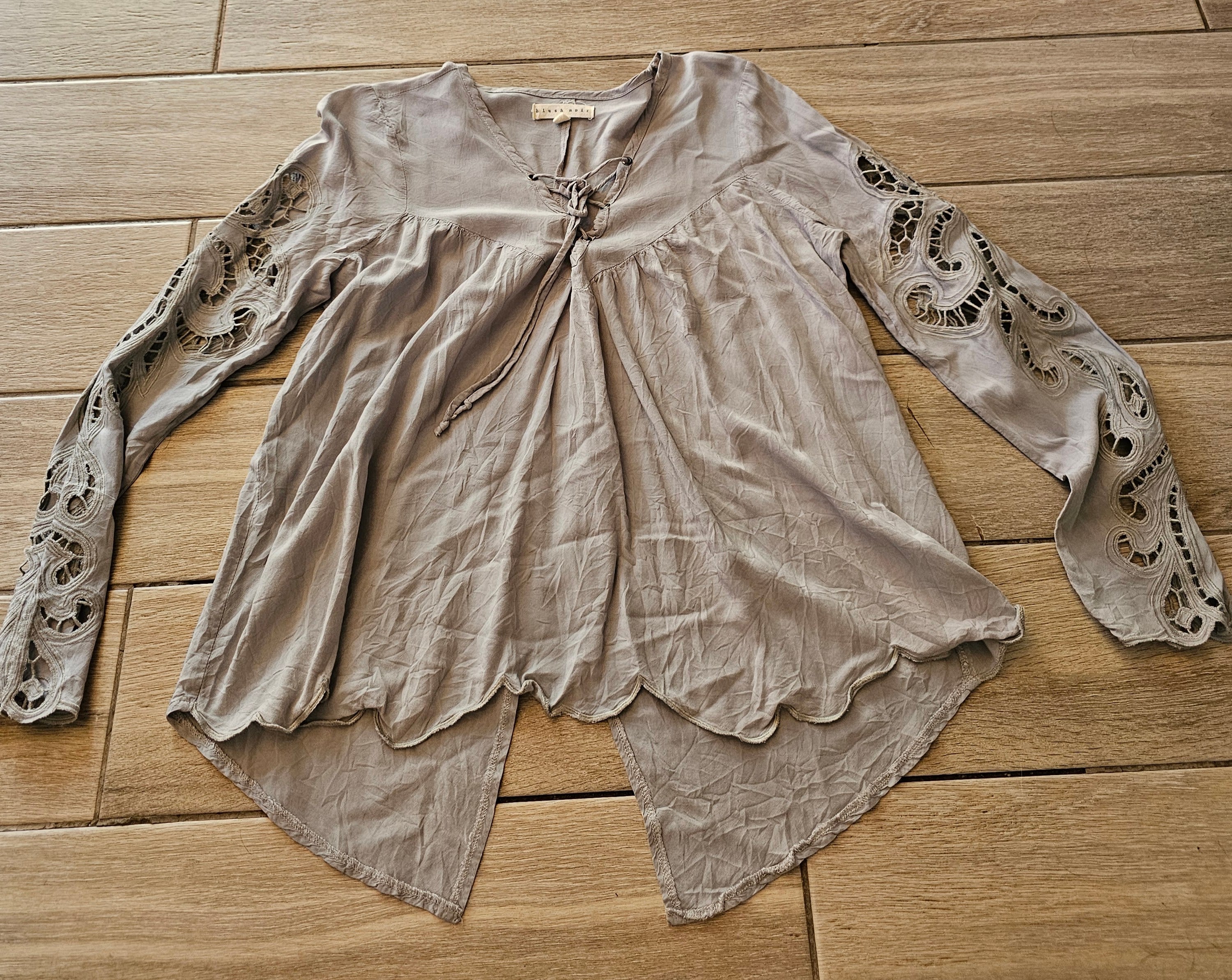 Blush Noir Gray Boho Tunic Top – Sheer Lace Cutout Sleeves – Size Small
