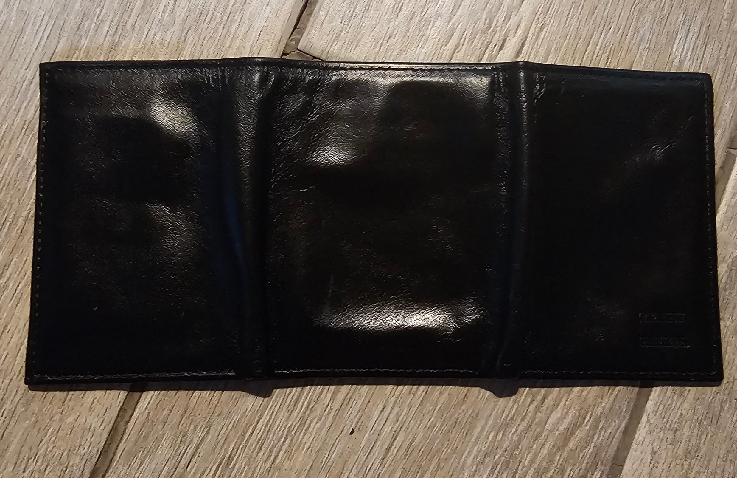 Tommy Hilfiger Men’s Black Leather Trifold Wallet – Classic Logo
