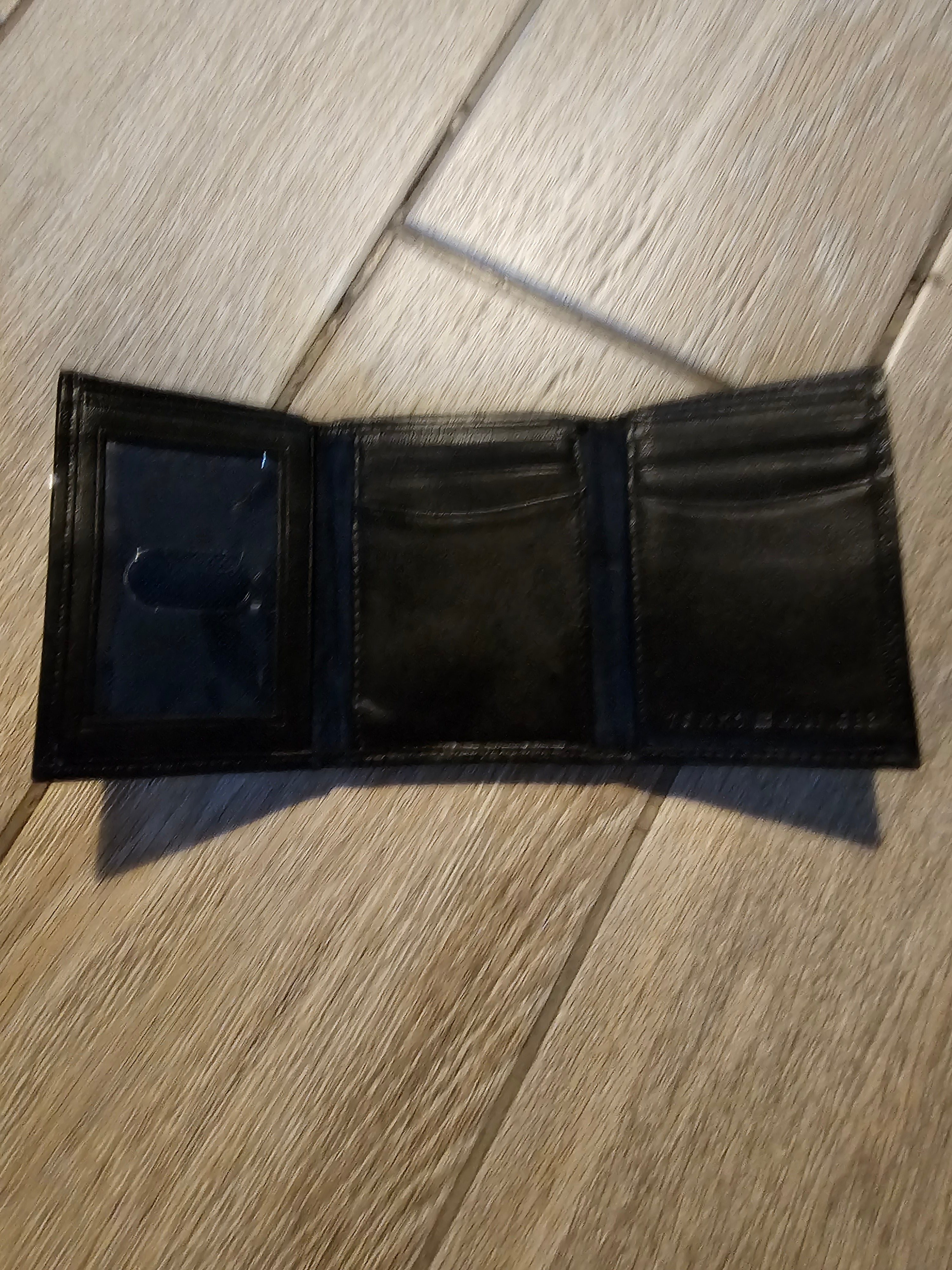Tommy Hilfiger Men’s Black Leather Trifold Wallet – Classic Logo