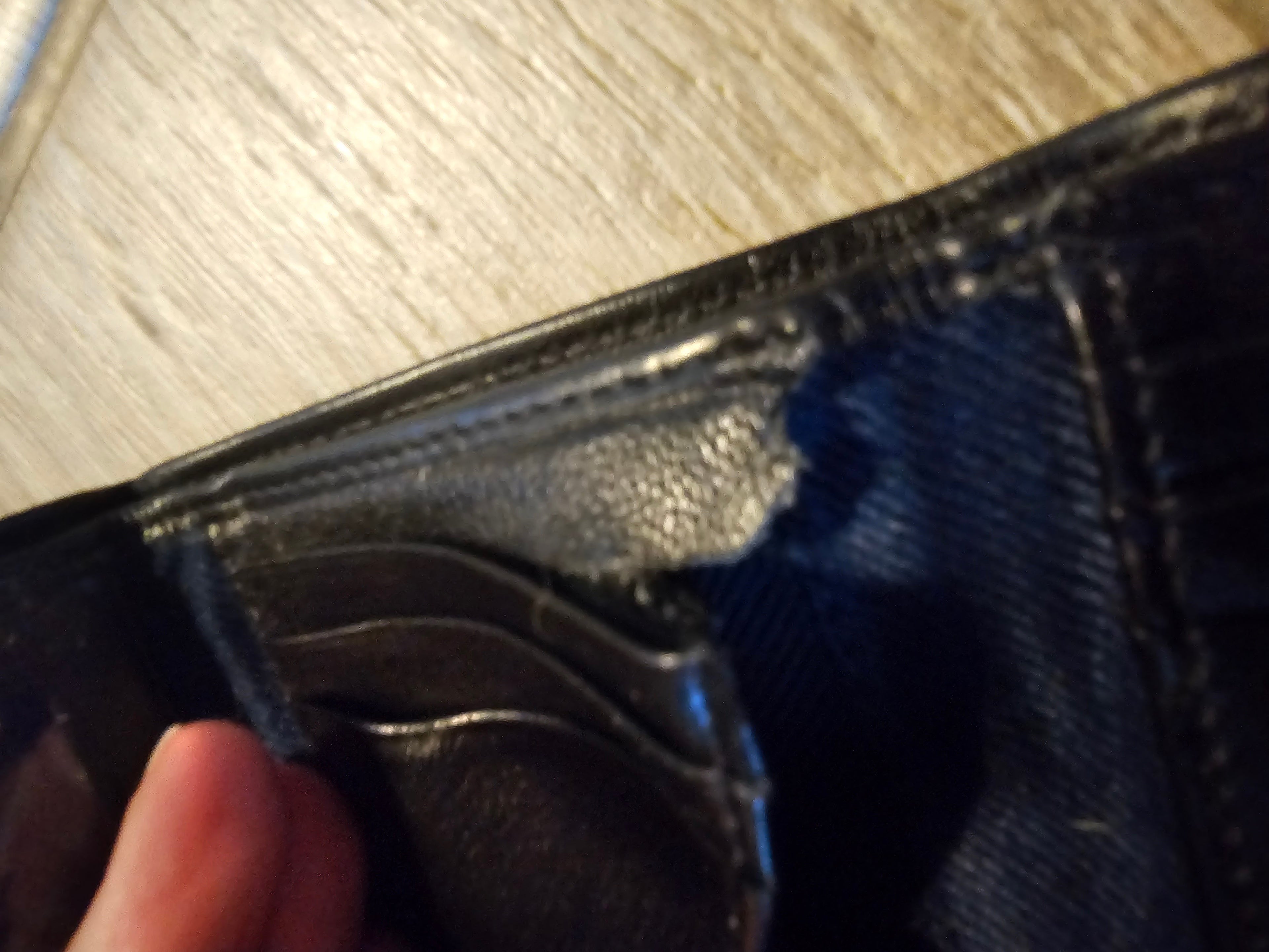 Tommy Hilfiger Men’s Black Leather Trifold Wallet – Classic Logo