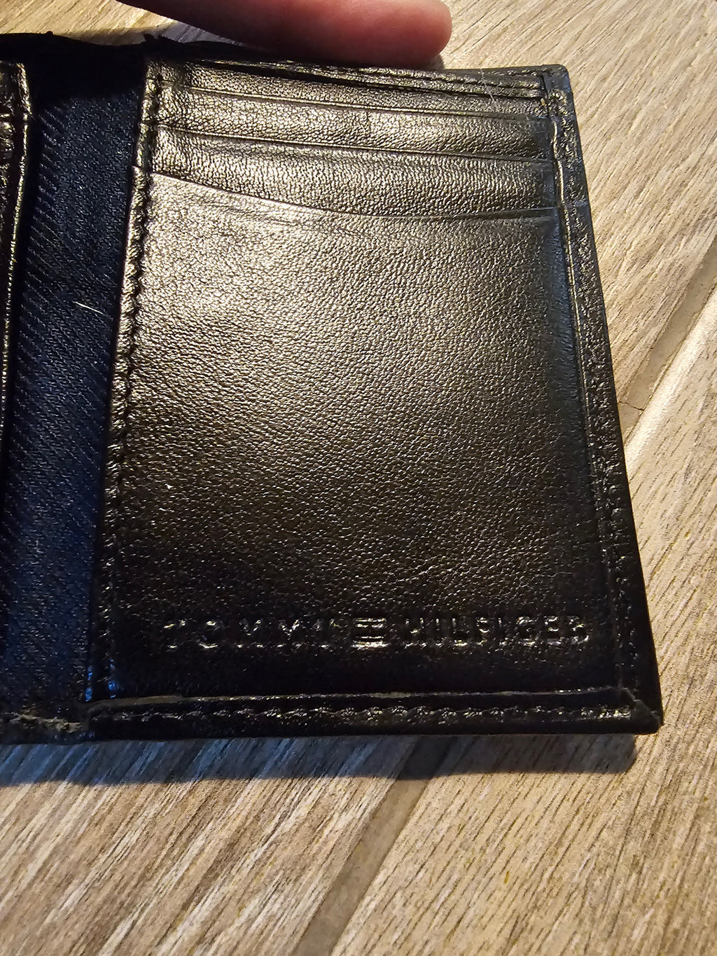 Tommy Hilfiger Men’s Black Leather Trifold Wallet – Classic Logo