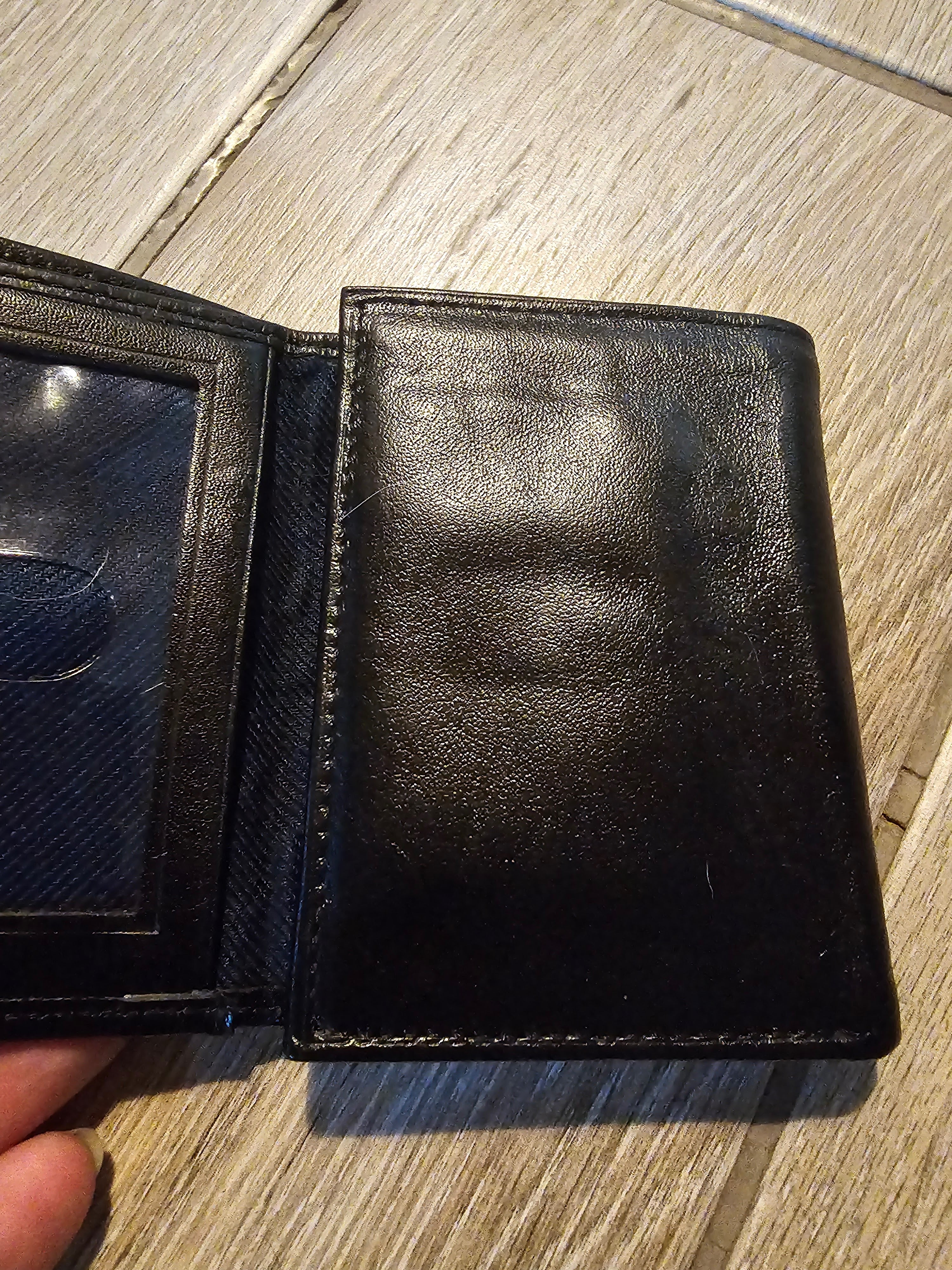 Tommy Hilfiger Men’s Black Leather Trifold Wallet – Classic Logo