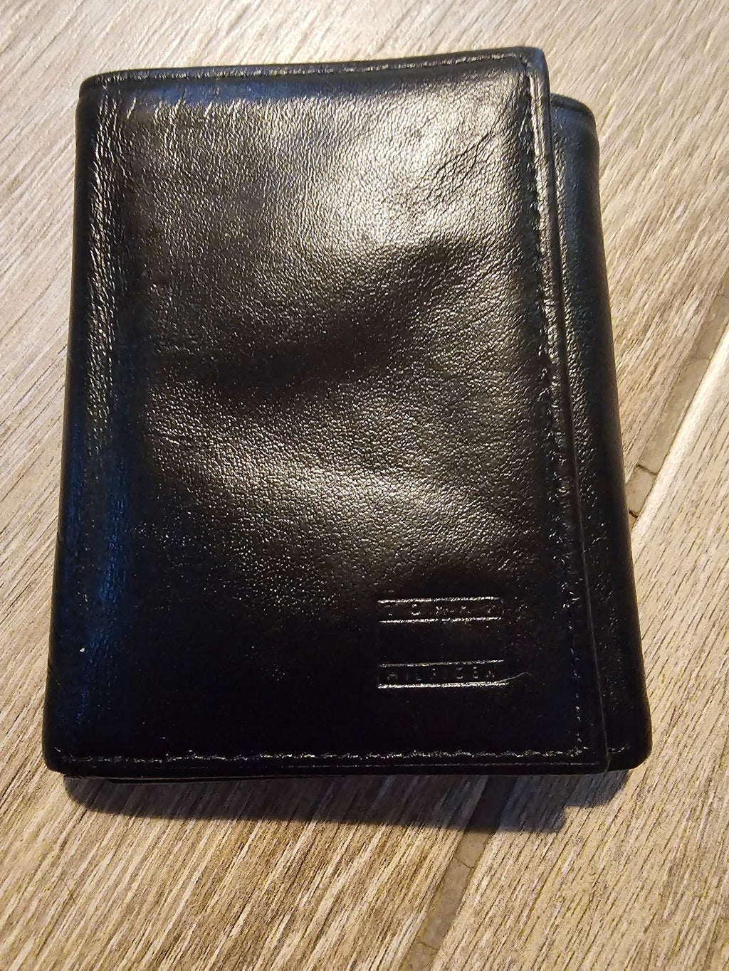 Tommy Hilfiger Men’s Black Leather Trifold Wallet – Classic Logo