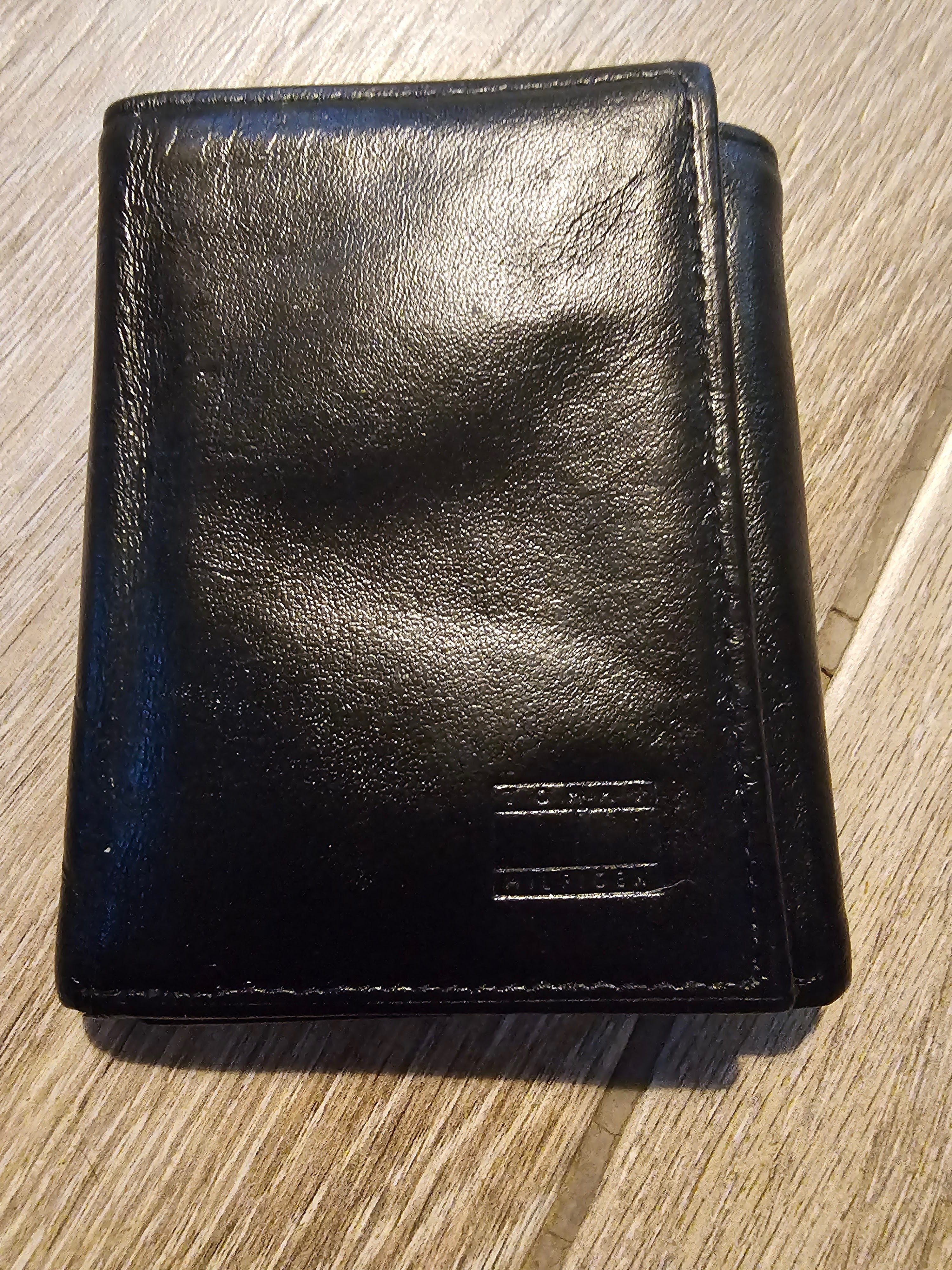 Tommy Hilfiger Men’s Black Leather Trifold Wallet – Classic Logo