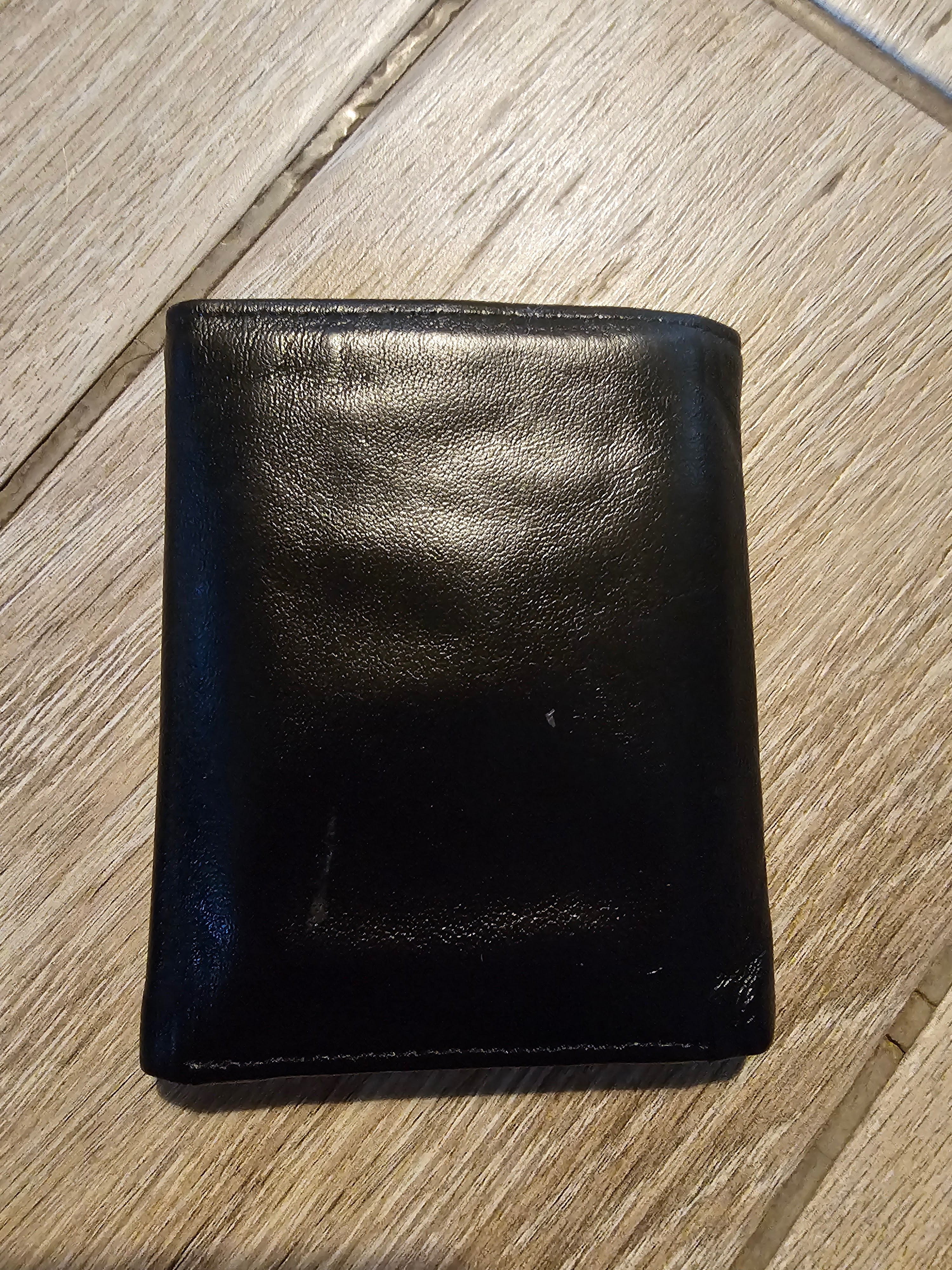 Tommy Hilfiger Men’s Black Leather Trifold Wallet – Classic Logo