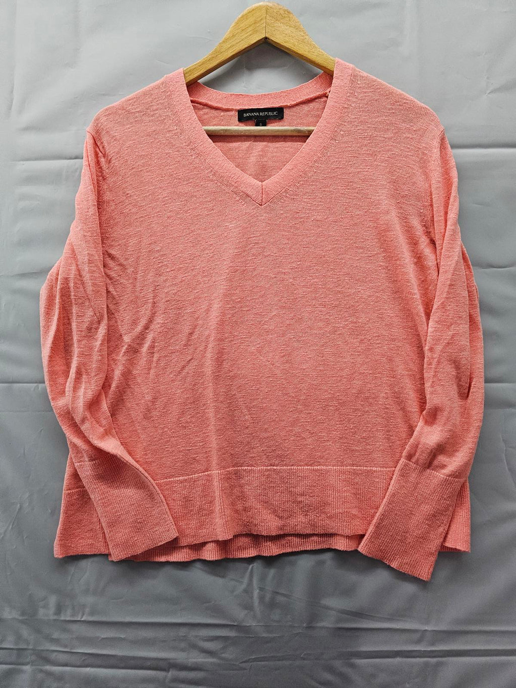 Banana Republic Coral V-Neck Lightweight Sweater Women’s Small