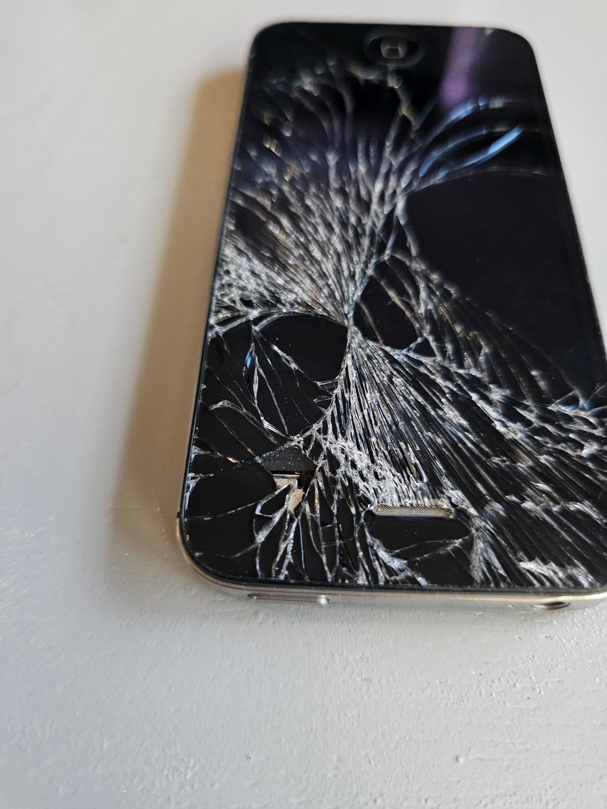 Apple iPhone 4 Black 8GB A1387 Cracked Screen Powers On Works for Parts