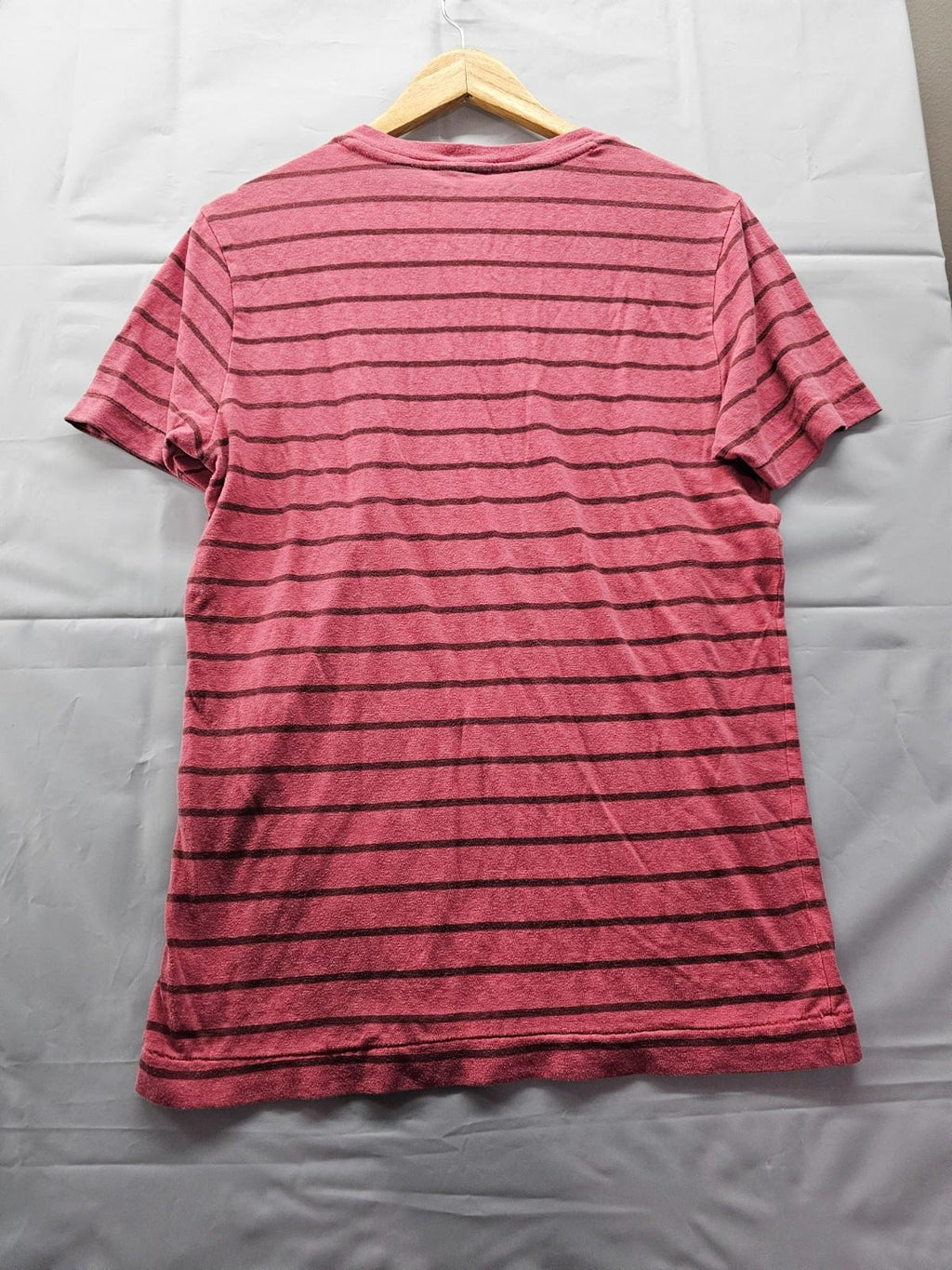 Aéropostale Men’s Red Black Striped V-Neck T-Shirt Size Small Cotton Blend
