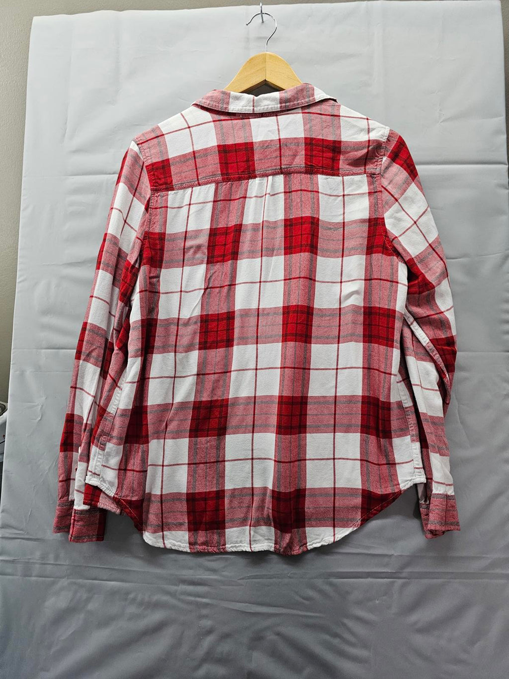 Universal Thread Red White Plaid Button Up Shirt Rayon Long Sleeve Women's Med