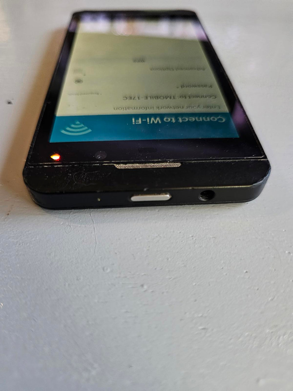 BlackBerry Z10 AT&T Smartphone Black Powers On Clean Screen Vintage Tech