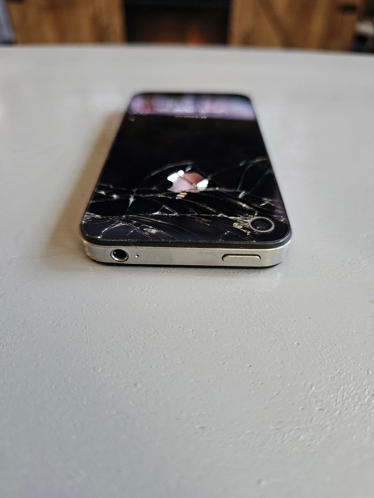 Apple iPhone 4 Black 8GB A1387 Cracked Screen Powers On Works for Parts