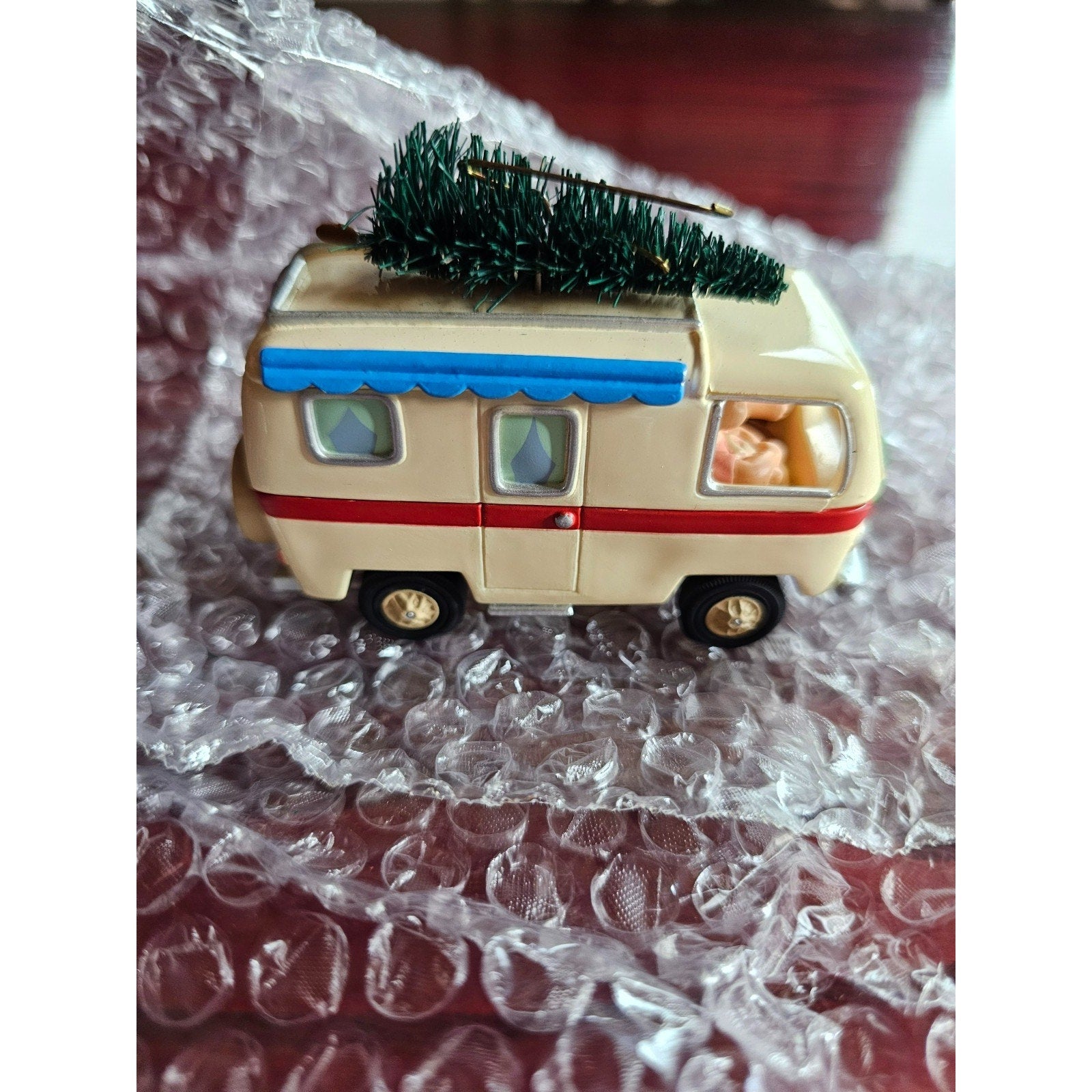 1995 Hallmark Keepsake Ornament – Merry RV “The Claus’s Merry-We-Go” Camper Van