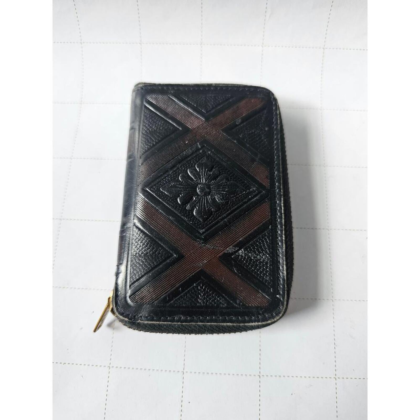 Vintage Black Leather Zip Wallet with Retro Flair
